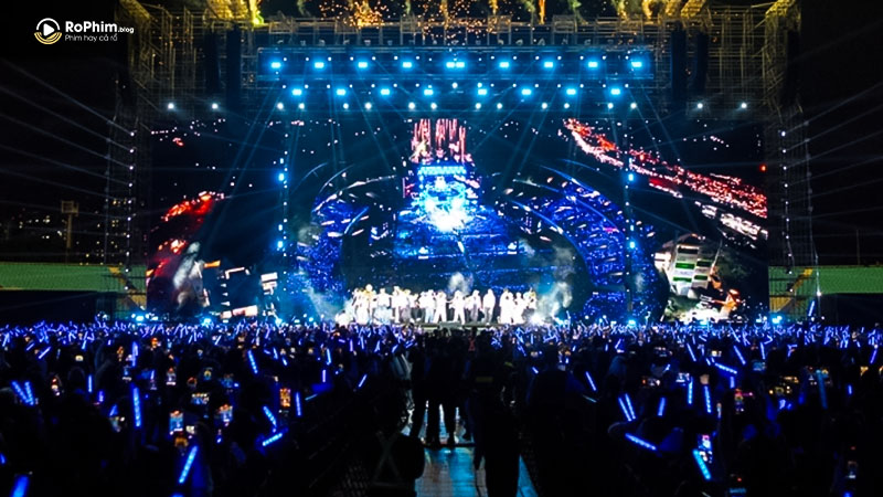 Khung cảnh sân khấu hoành tráng của Anh Trai Say Hi Concert 3 các nghệ sĩ biểu diễn dưới ánh sáng xanh.