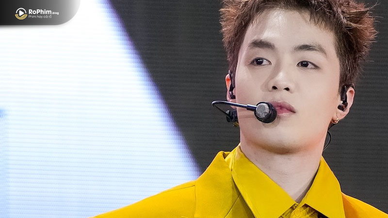 Nhóm nghệ sĩ Anh Trai Say Hi Concert 3 biểu diễn trên sân khấu với hiệu ứng khói và ánh sáng màu sắc sống động.