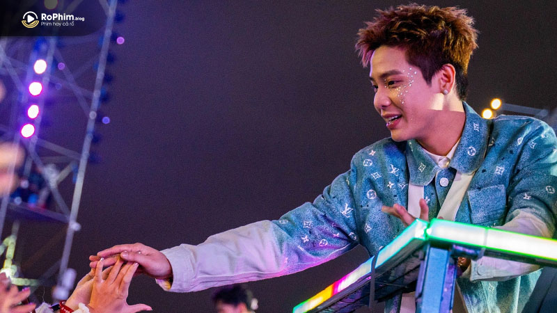 Nghệ sĩ mặc trang phục trắng biểu diễn cùng khán giả cầm đèn LED tại Anh Trai Say Hi Concert 3 ở Hà Nội.