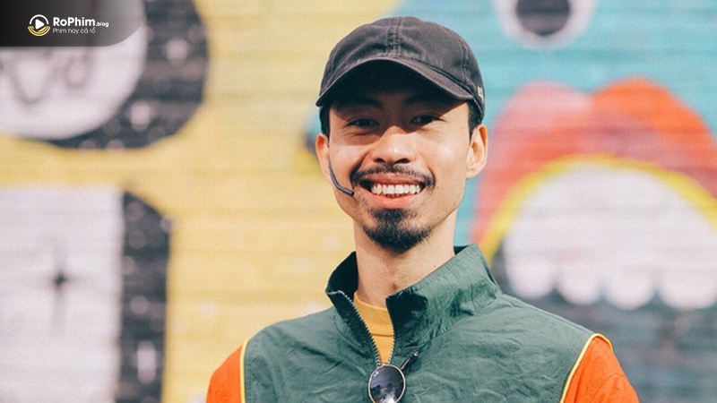 Triệu Điều Nhỏ Xíu Xiêu Lòng - Rapper Đen đứng trước bức tường graffiti sặc sỡ trong MV 'Triệu Điều Nhỏ Xíu Xiêu Lòng
