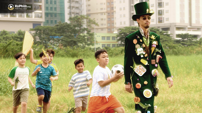 Triệu Điều Nhỏ Xíu Xiêu Lòng - Cảnh trẻ em vui đùa với nhân vật hóa trang trong MV 'Triệu Điều Nhỏ Xíu Xiêu Lòng