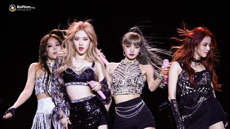 BLACKPINK biểu diễn trên sân khấu với trang phục cá tính tại một phần trình diễn ấn tượng tại AAA.