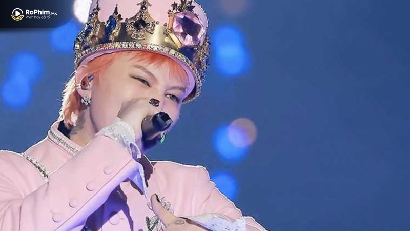 G-Dragon đội vương miện biểu diễn ca khúc mới POWER tại SBS Gayo Daejeon 2024.