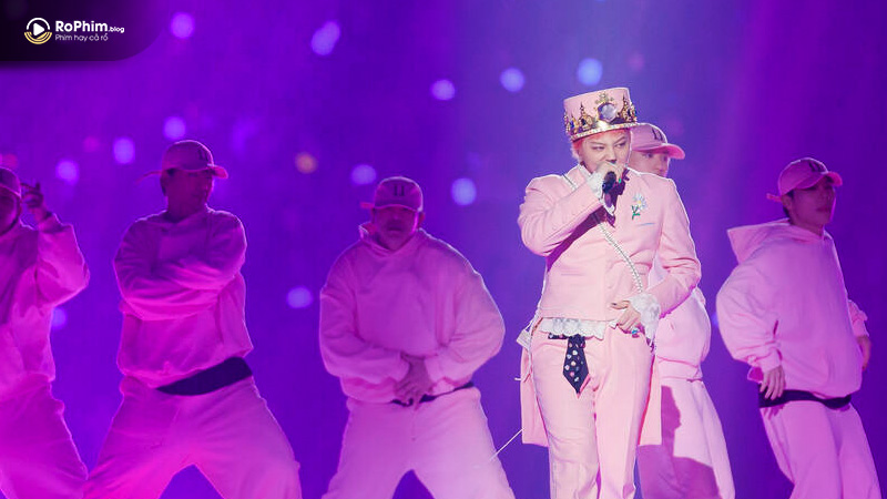 G-Dragon cùng vũ đoàn diện trang phục hồng trình diễn bùng nổ tại SBS Gayo Daejeon 2024.