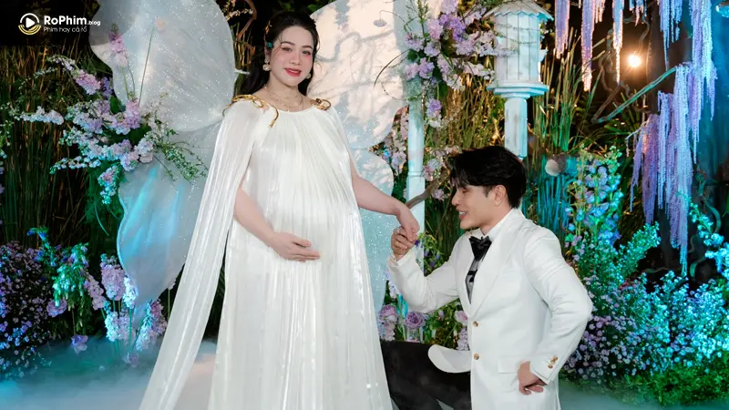 Nhật Kim Anh rạng rỡ và đầy tự tin biểu diễn cùng chiếc bụng bầu rõ rệt