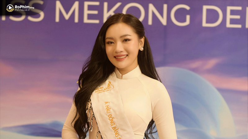 Biểu cảm khác lạ của Hải Lam khi công bố ngôi vị hoa hậu thu hút sự chú ý của cư dân mạng