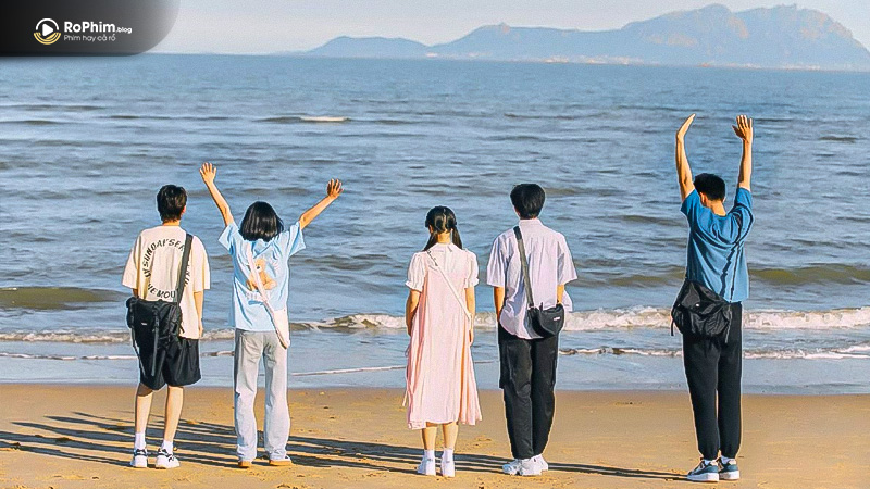 Bối cảnh trường học với ánh nắng, hành lang và sân trường gợi nhớ tuổi học trò.