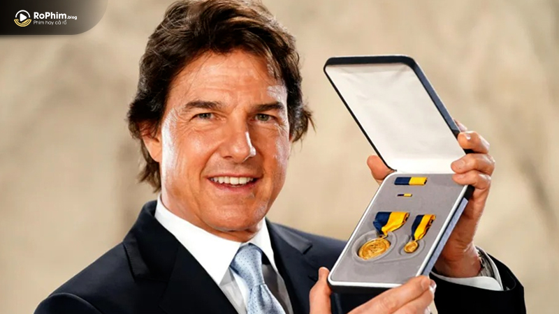 Tom Cruise nhận giải Dịch vụ Công Xuất sắc từ Bộ trưởng Hải quân Hoa Kỳ tại phim trường ở London.