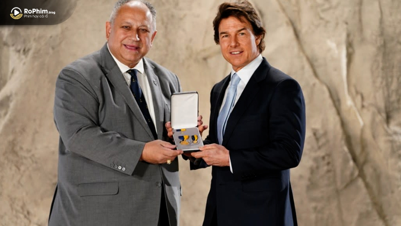 Tom Cruise phát biểu xúc động, gửi lời tri ân đến ê-kíp làm phim và lực lượng hải quân.