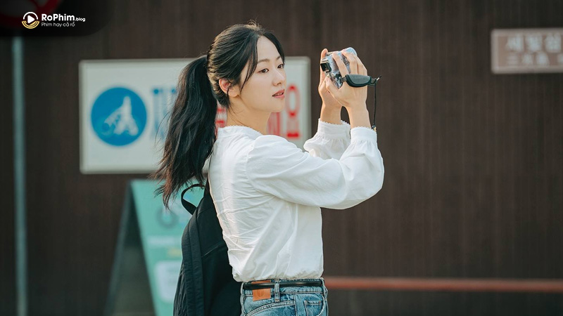 Jeon Yeo Been trong Our Movie: nữ diễn viên bệnh nặng chọn yêu và sống hết mình đầy cảm hứng.