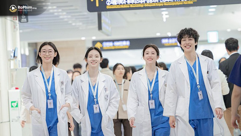 Chuyện Đời Bác Sĩ Nội Trú khắc họa chân thực hành trình non trẻ, sai lầm và trưởng thành của bác sĩ năm nhất.