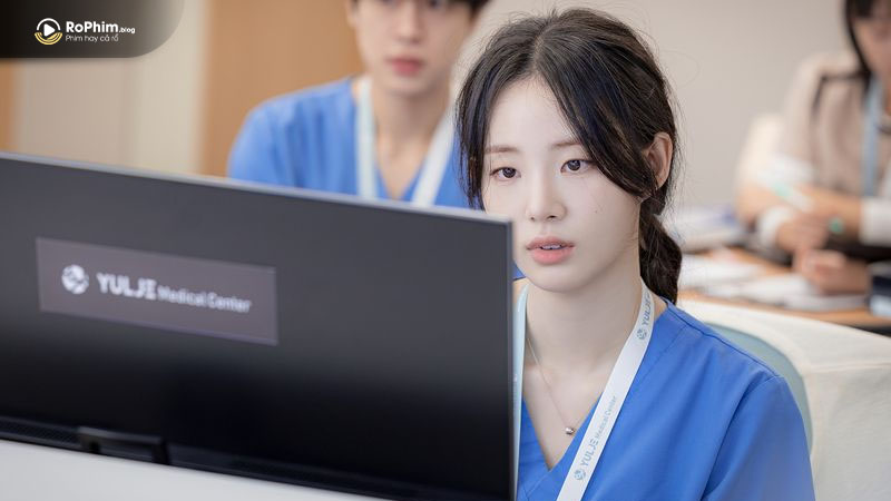Shin Si Ah ghi điểm với diễn xuất tự nhiên, tinh tế trong vai Pyo Nam Kyung của Chuyện Đời Bác Sĩ Nội Trú.