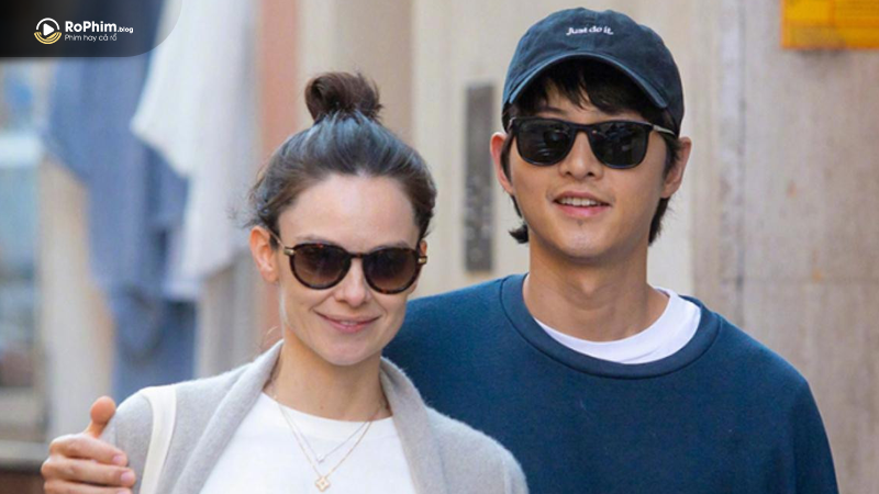 Về phần nam tài tử Song Joong Ki, anh đã tái hôn và có cuộc sống viên mãn bên vợ mới cùng 2 con