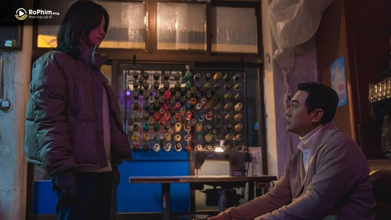 Seo Se Hyeon và Yoon Jo Kyun trong cảnh truy đuổi căng thẳng tại phòng khám nghiệm lạnh lẽo của Thợ Săn Dao Mổ!