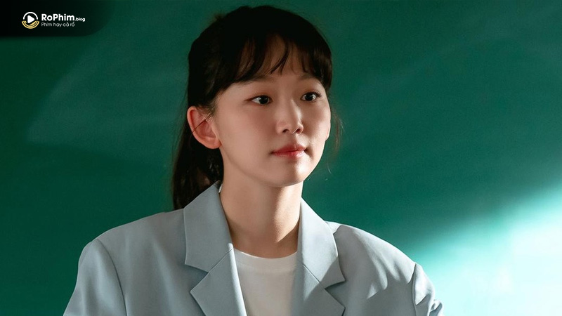 Jin Ki Joo vai cô giáo Oh Soo Ah, người thầy tận tâm và công bằng trong Undercover High School.
